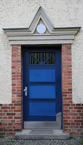 房子的蓝色装甲门图片