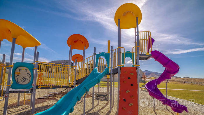 游乐场上的全景彩色幻灯片和设备