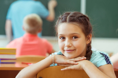 学校里可爱的微笑女生照片
