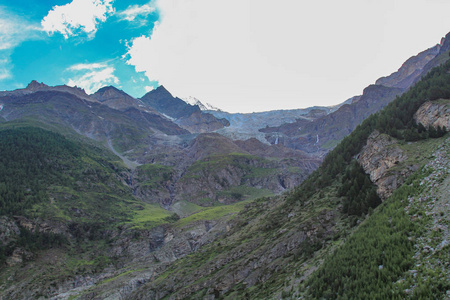 瑞士阿尔卑斯山的天然山地冰川图片