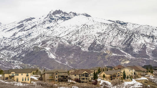 全景框架冬季景观与家庭在山上俯瞰一个引人注目的雪山