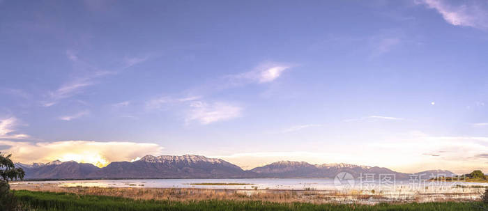 犹他湖和Timpanogos山全景