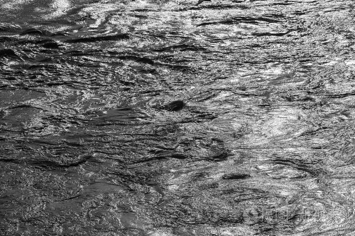 波涛汹涌的大海的抽象黑白画