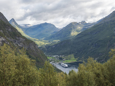 挪威森莫尔地区的Geirangerfjord是世界上最美丽的峡湾之一，被联合国教科文组织列入世界遗产。初秋，从鸟瞰鹰路的景色