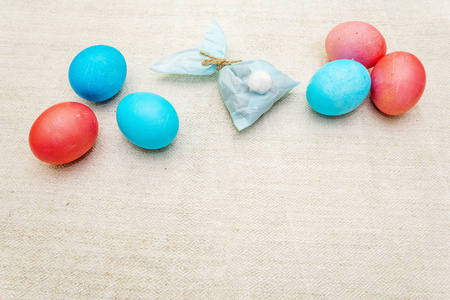 复活节兔子 兔子 纸礼物蛋包装创意 儿童手工 自制 概念 粉红色布 亚麻 背景照片 正版商用图片25wo4h 摄图新视界