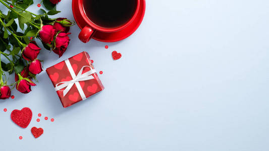 浪漫早餐，红色咖啡杯礼品盒心形蓝色背景玫瑰。情人节快乐贺卡。爱情浪漫观