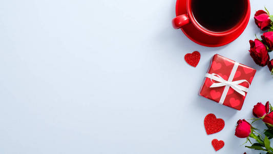 浪漫早餐，有礼物，红色心形，玫瑰花，咖啡杯。情人节快乐贺卡复制空间。爱情，浪漫的概念