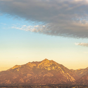 日落时Timpanogos山的方形框架全景图