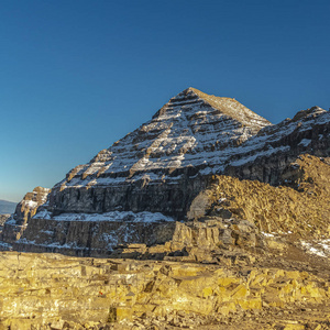 廷帕诺戈斯山顶上的方形框架岩石山脊