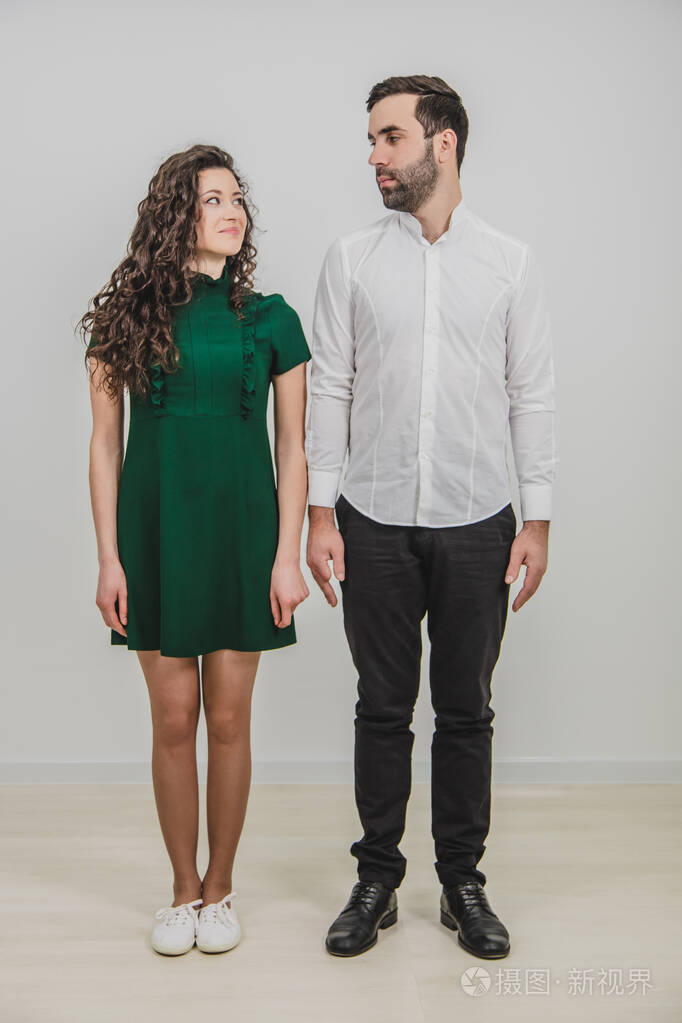 年轻幸福迷人的情侣两眼对视肩并肩站在一起看上去很高兴