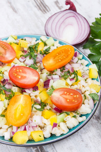 新鲜沙拉，配以膨大的果酱和蔬菜。健康的生活方式和营养
