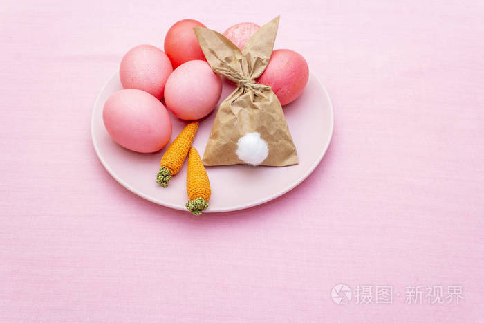 复活节彩蛋概念 餐桌布置装饰 粉红色 玫瑰色 鸡蛋和兔子 兔子 纸礼物鸡蛋包装盘上与针织胡萝卜 布 亚麻 背景照片 正版商用图片25wogm 摄图新视界 复活节彩蛋概念 餐桌布置装饰 粉红色 玫瑰色 鸡蛋和兔子 兔子 纸礼物鸡蛋包装盘上与针织胡萝卜 布 亚麻 背景照片 正版商用图片25wogm 摄图新视界