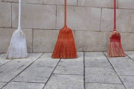 扫帚靠在墙上图片