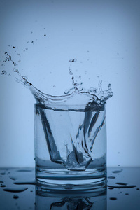玻璃 飞溅 透明的 寒冷的 泼洒 液体 倾倒 饮料 气泡
