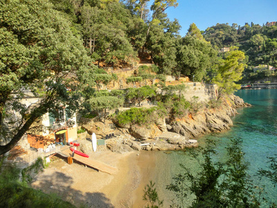 在热那亚波托菲诺附近被称为帕拉吉的海滩，蓝天碧海