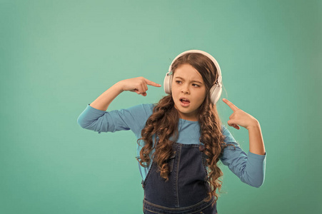 女学生休闲.在线教育.女孩可爱的孩子听音频课程.获取更多信息.