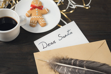 给圣诞老人的信在信封里，钢笔里。背景是姜饼和咖啡