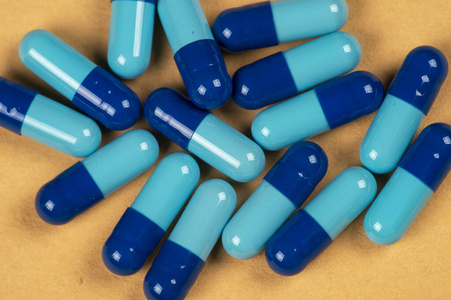 避孕药胶囊和两种深浅的蓝色照片