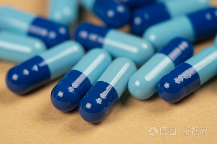 避孕药胶囊和两种深浅的蓝色