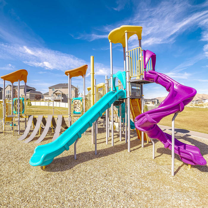 儿童游乐场的蓝色和紫色方形滑梯