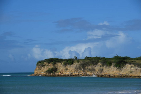 海湾对面的海角景色