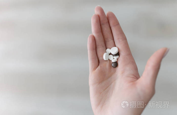 益生菌营养补充剂和维生素在手女孩展示药物无害药物胶囊特写