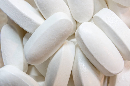 白色椭圆形药丸有助于对抗疾病和病毒的治疗。