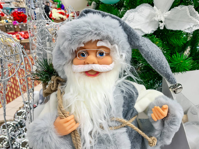 圣诞集市上穿着灰色衣服的圣诞老人