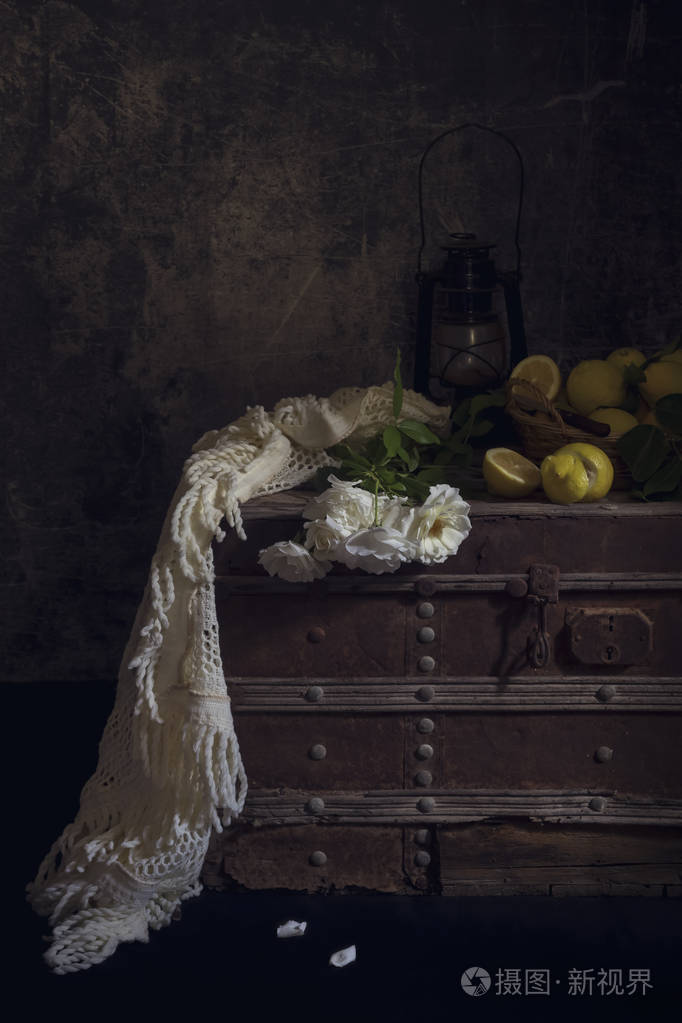 旧盒子上放着玫瑰和柠檬的静物特写镜头.照片-正版商用图片25x7is-摄