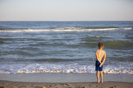 美丽的 小孩 后面 海洋 日落 幸福 季节 自由 假期 假日
