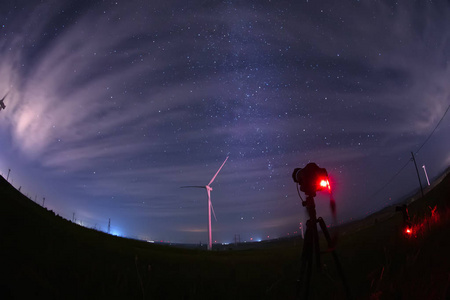 星空下的风力涡轮机图片