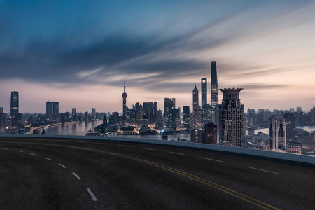 上海的沥青路和城市建筑，车道和道路。