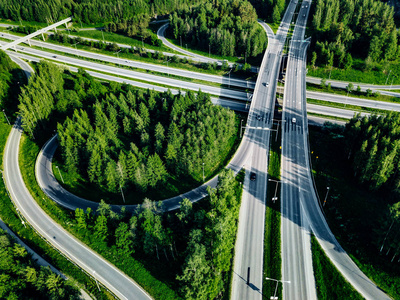 芬兰高速公路和立交桥的鸟瞰图。