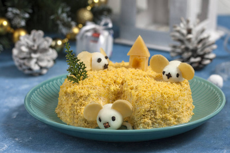 节日餐桌上的新年沙拉。美味的鹌鹑蛋老鼠沙拉。2020年的象征白老鼠。