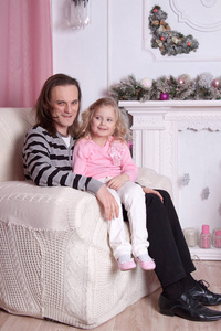 宝贝 壁炉 粉红色 肖像 起源 家庭 微笑 女孩 美女 椅子