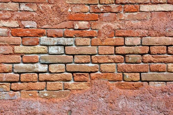 用硝石和湿气铺成的红砖墙.照片-正版商用图片25xf90-摄图新视界