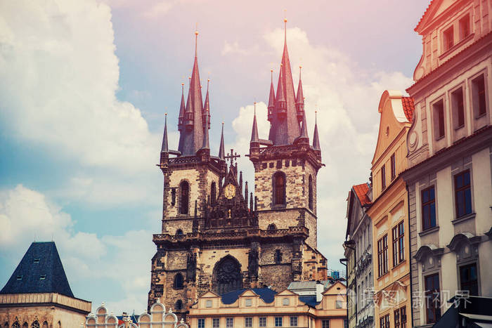 布拉格欧洲城堡和红瓦屋顶老城，捷克共和国。概念旅游