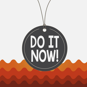 商业图片文字毫不犹豫,立即开始工作或做事标签串空标签彩色背景小