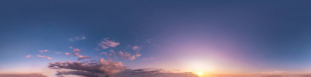 日落前的粉红色天空，有美丽的可怕的云。无缝hdri全景360度角视图，可用于3d图形或游戏开发，如天空穹顶或编辑无人机拍摄