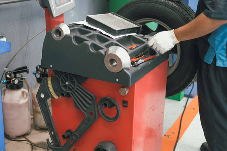 平衡机转胎配重汽车车轮平衡机照片