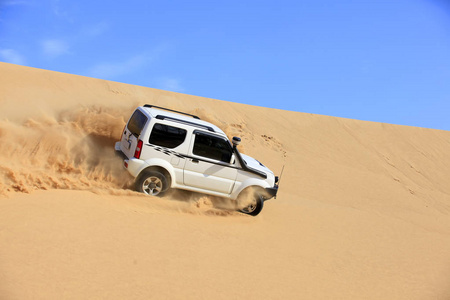 越野车沙漠图片