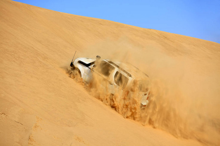 越野车沙漠图片