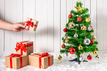 圣诞树和带礼品盒的装饰品