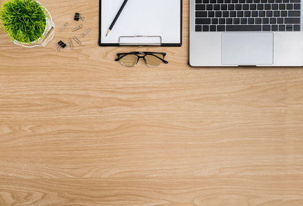 顶视图木质办公桌.平铺工作空间照片