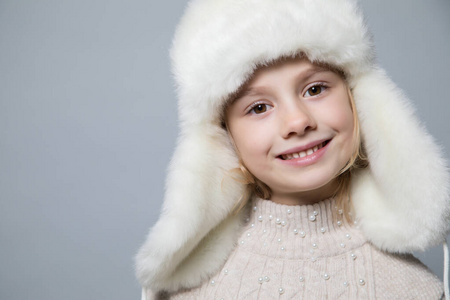 微笑的女孩在冬天的样子，圣诞节的概念。