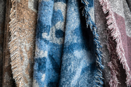 不同颜色的布匹在垂直悬挂中聚集照片