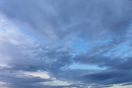 云彩天空，蓝色背景。云蓝色的天空和太阳。