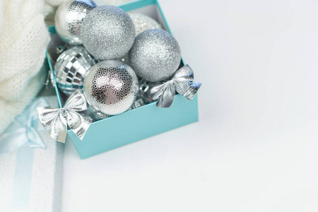 白色背景上有银色圣诞球的蓝色盒子，实体模型，复制空间