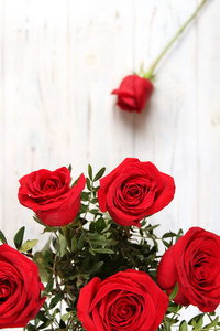 木桌上的红玫瑰花