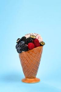 冰淇淋配蓝莓黑莓和覆盆子